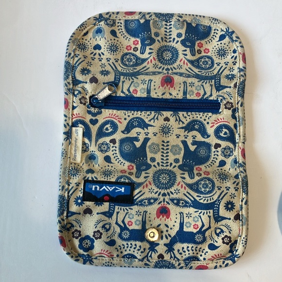 Kavu women’s sling pack with matching Wallet - Picture 11 of 16